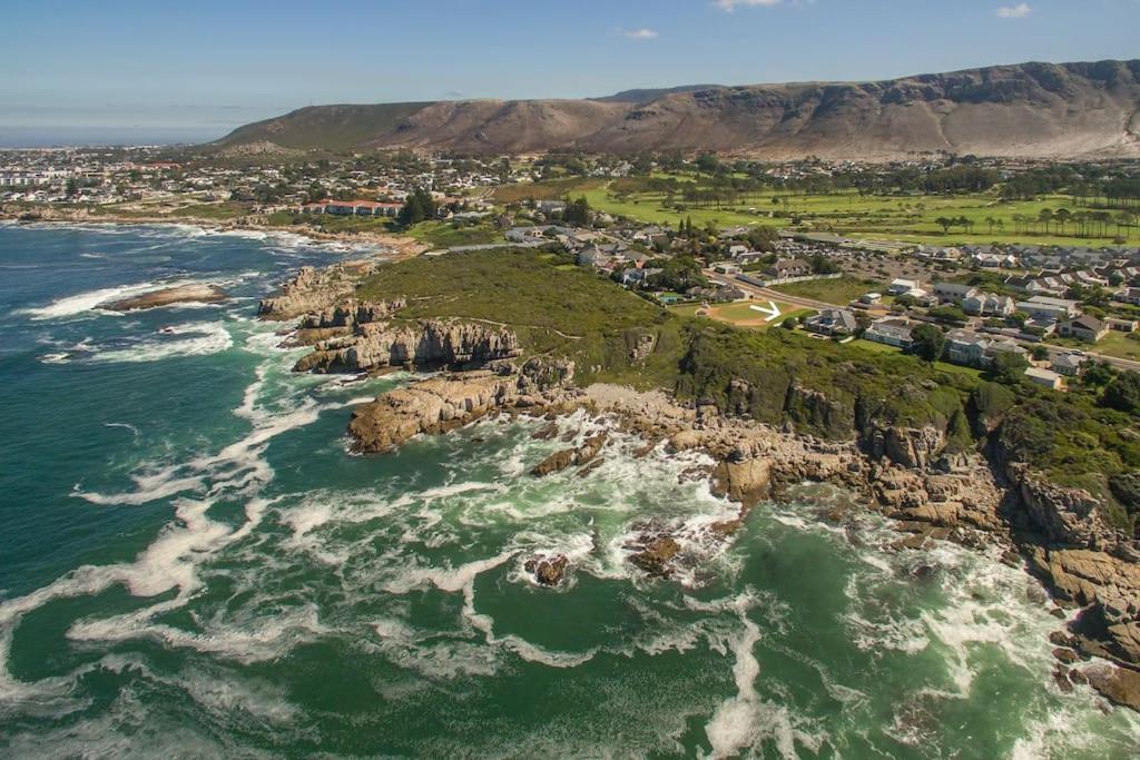 Wild Waters At Kraal Rock On The Cliffs In Hermanus Esterno foto
