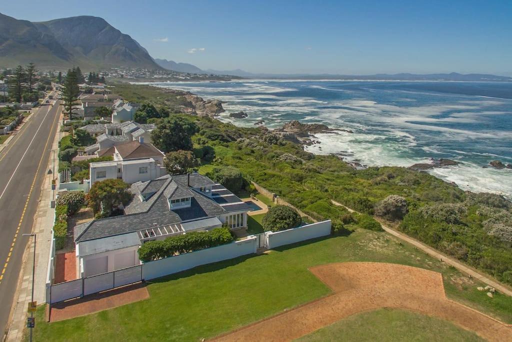 Wild Waters At Kraal Rock On The Cliffs In Hermanus Esterno foto